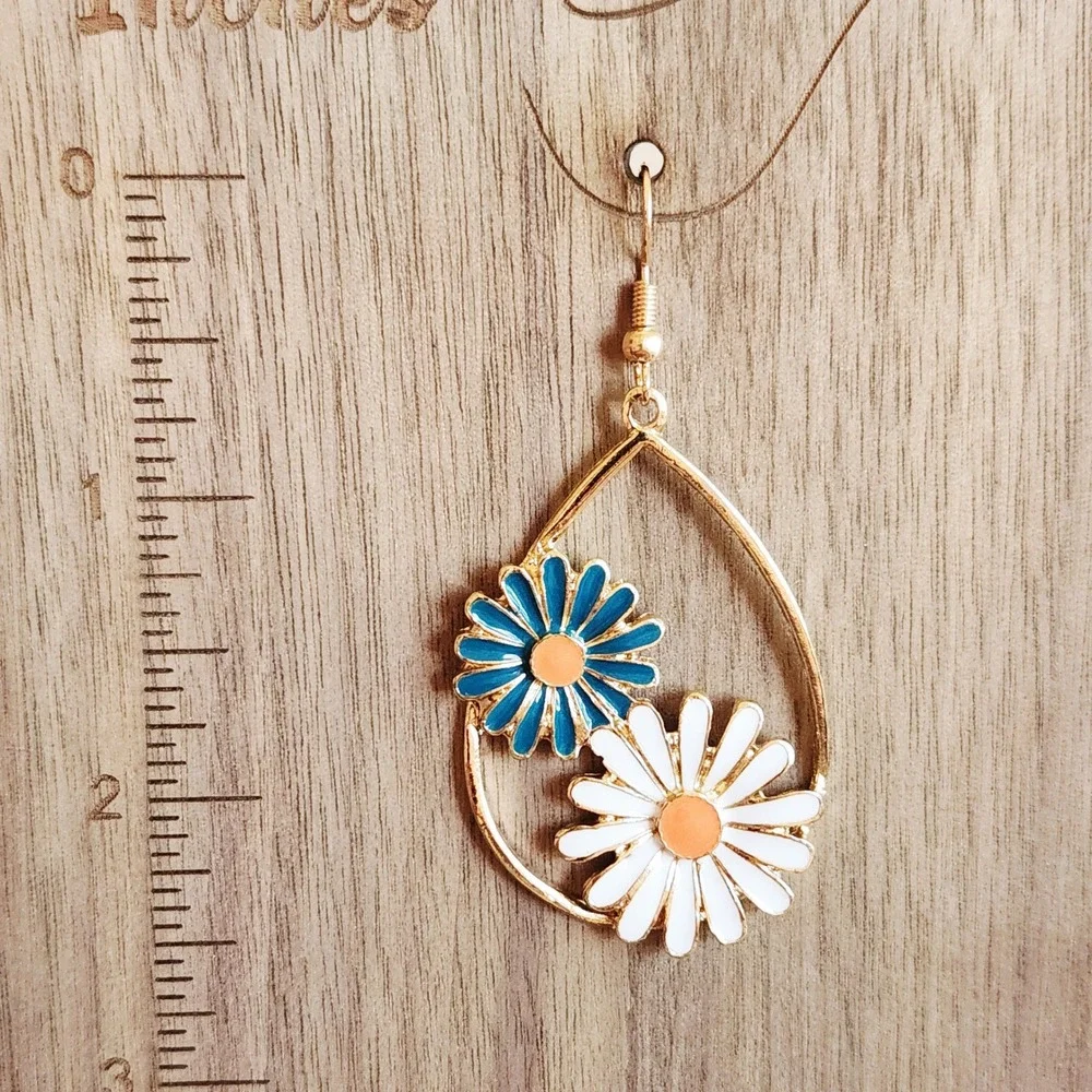 Gold Tone Blue White Enamel Daisy‎ Teardrop Dangle Earrings Floral Fishhook